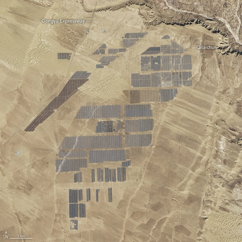 Vue aérienne de la ferme solaire de Longyangxia, Chine