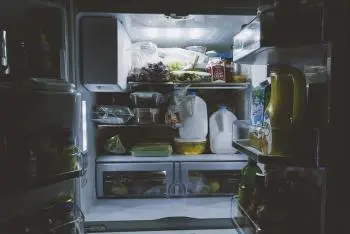 Por qué tira agua el refrigerador: Causas y soluciones