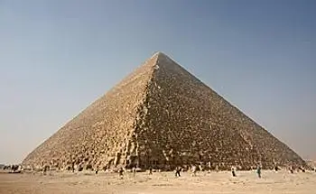 Pirámide cuadrangular: número de aristas, vértices y volumen